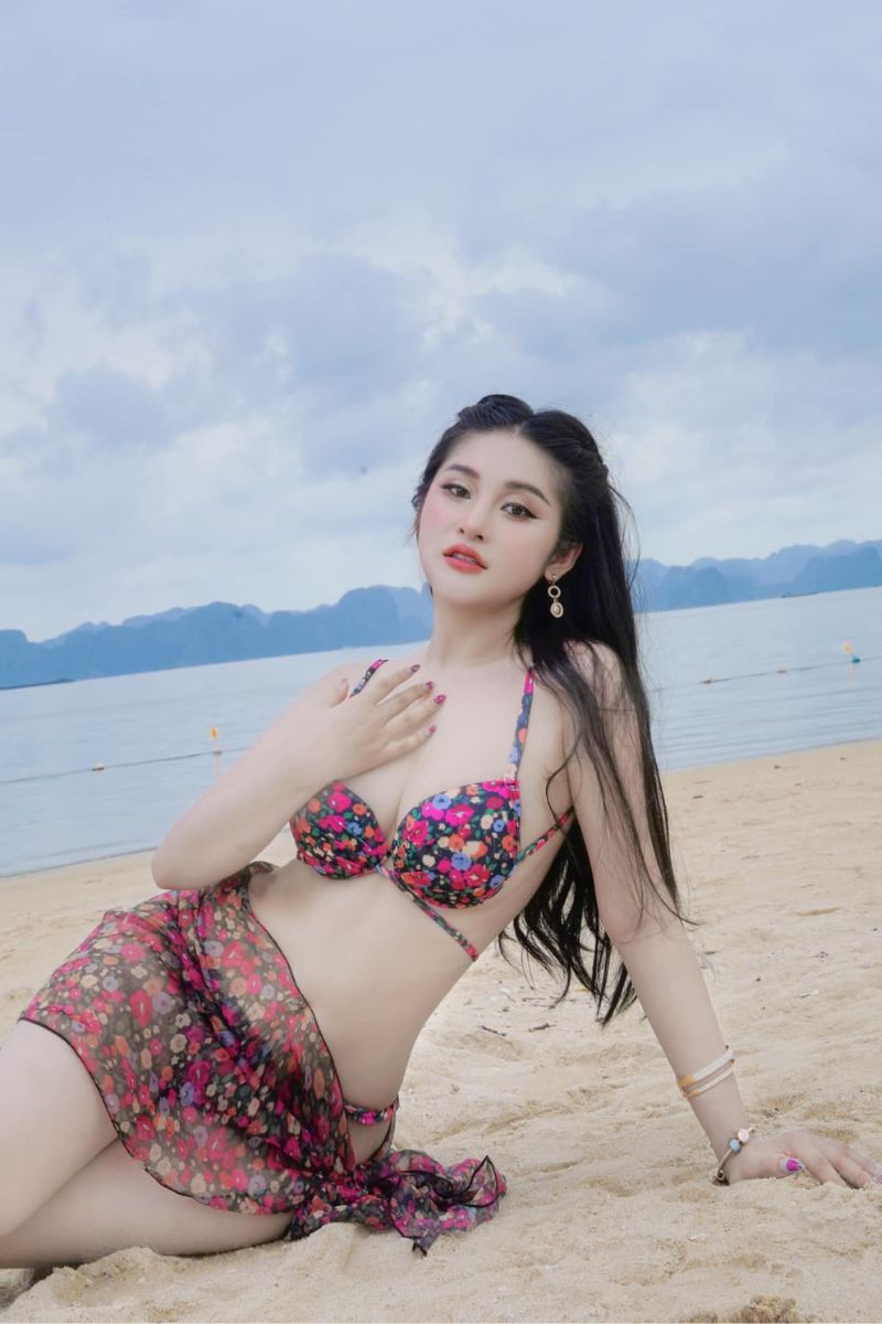 Ảnh tiktoker Bùi Hồng Anh mặc bikini nóng bỏng 14