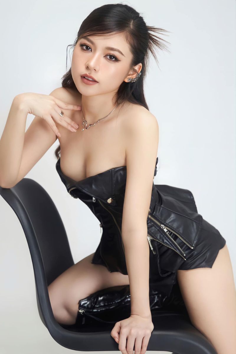 Ảnh Trang Lucy diện váy sexy bó sát lộ vòng 1 căng tròn