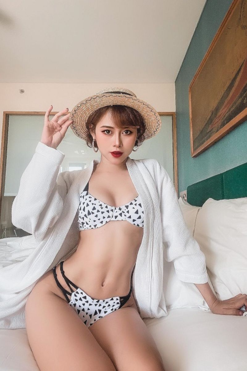 Ảnh Việt Phương Thoa mặc bikini khoe vòng 1 căng tròn mềm mại 20