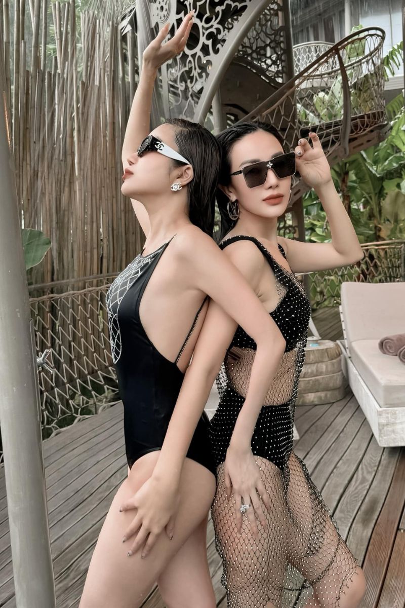 Ảnh gái xinh đeo kính Bikini 8