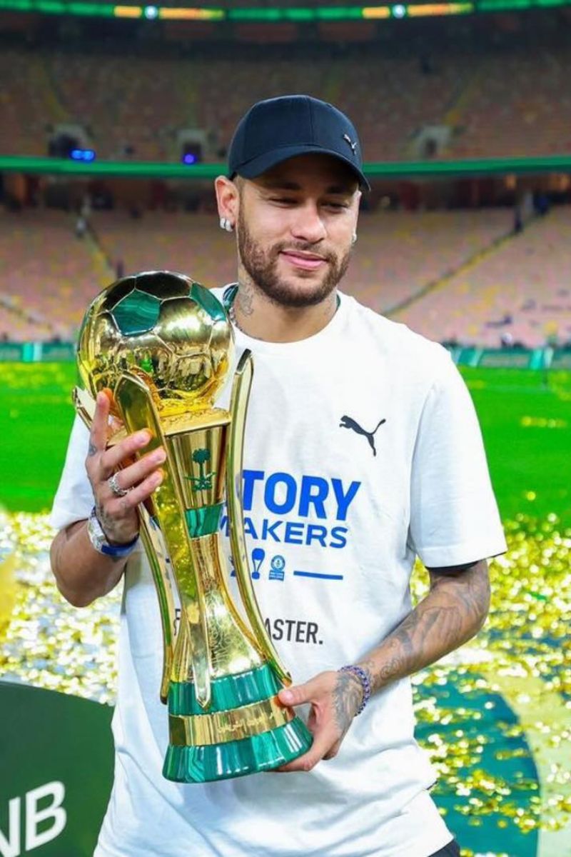 Ảnh Neymar cầm cup 1