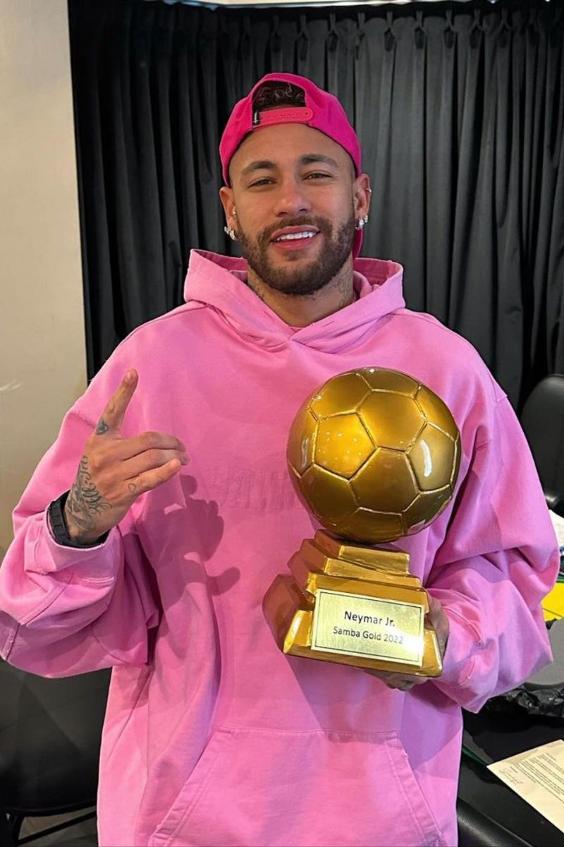 Ảnh Neymar cầm cup 3