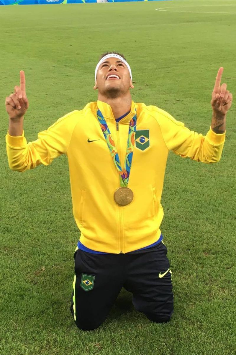 Ảnh Neymar cầm cup 6