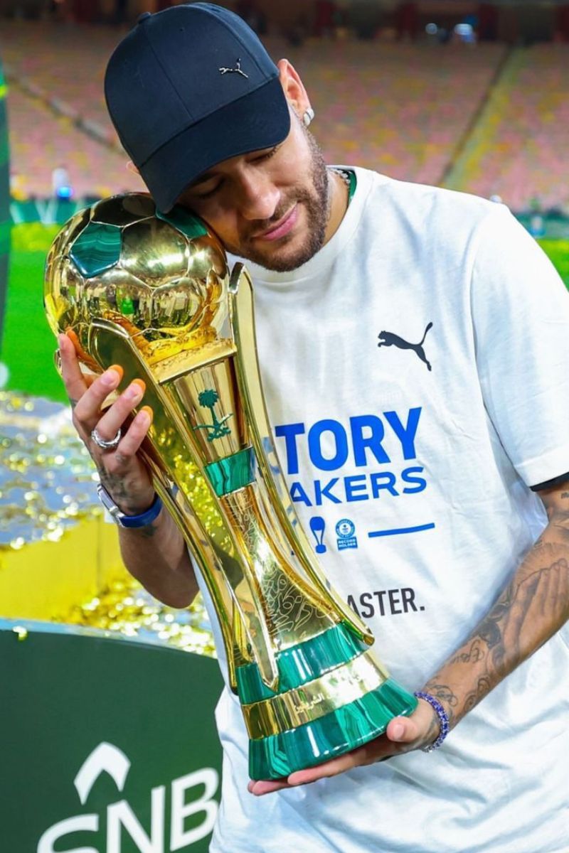 Ảnh Neymar cầm cup 7