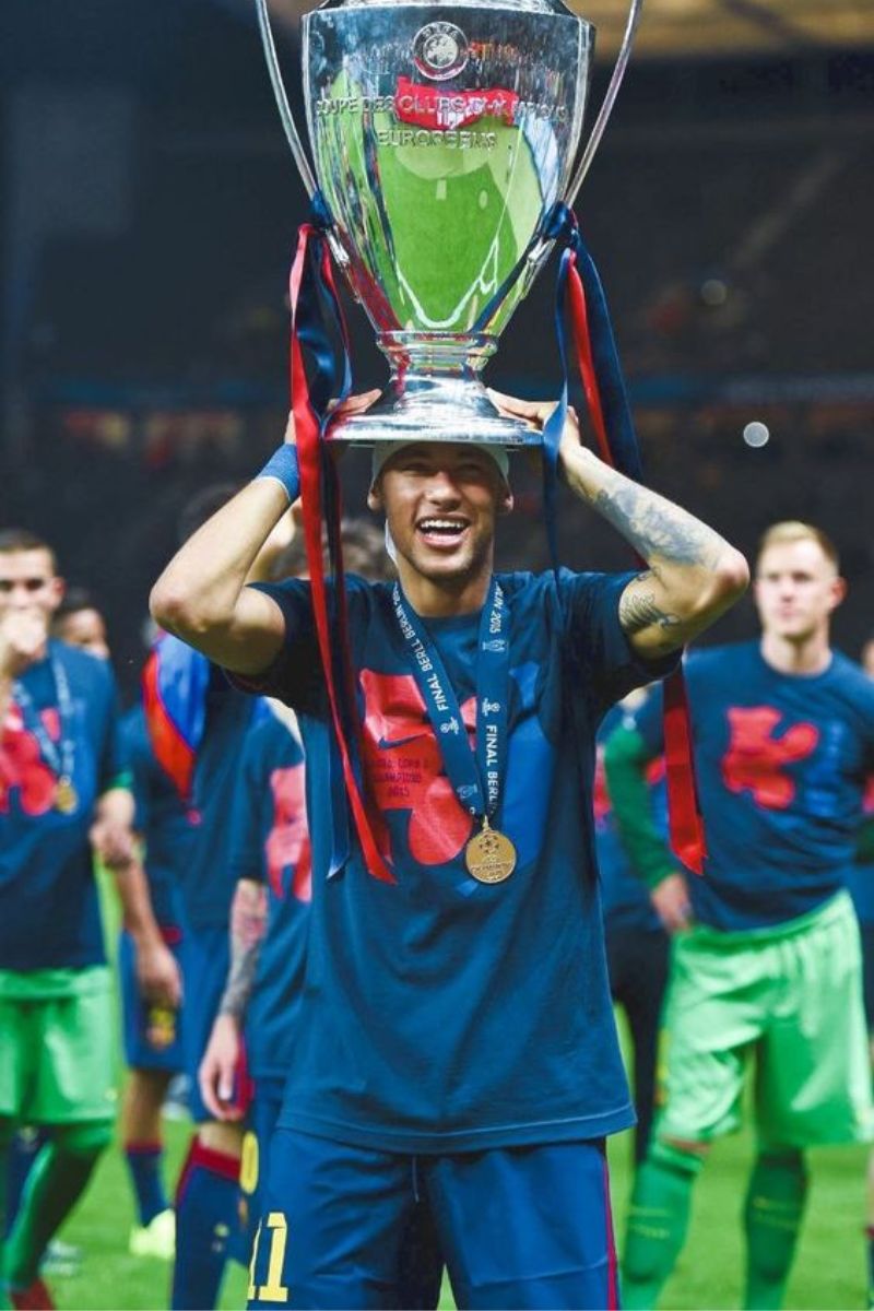 Ảnh Neymar cầm cup 9