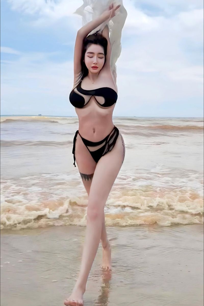 Ảnh Elly Trần bikini 11