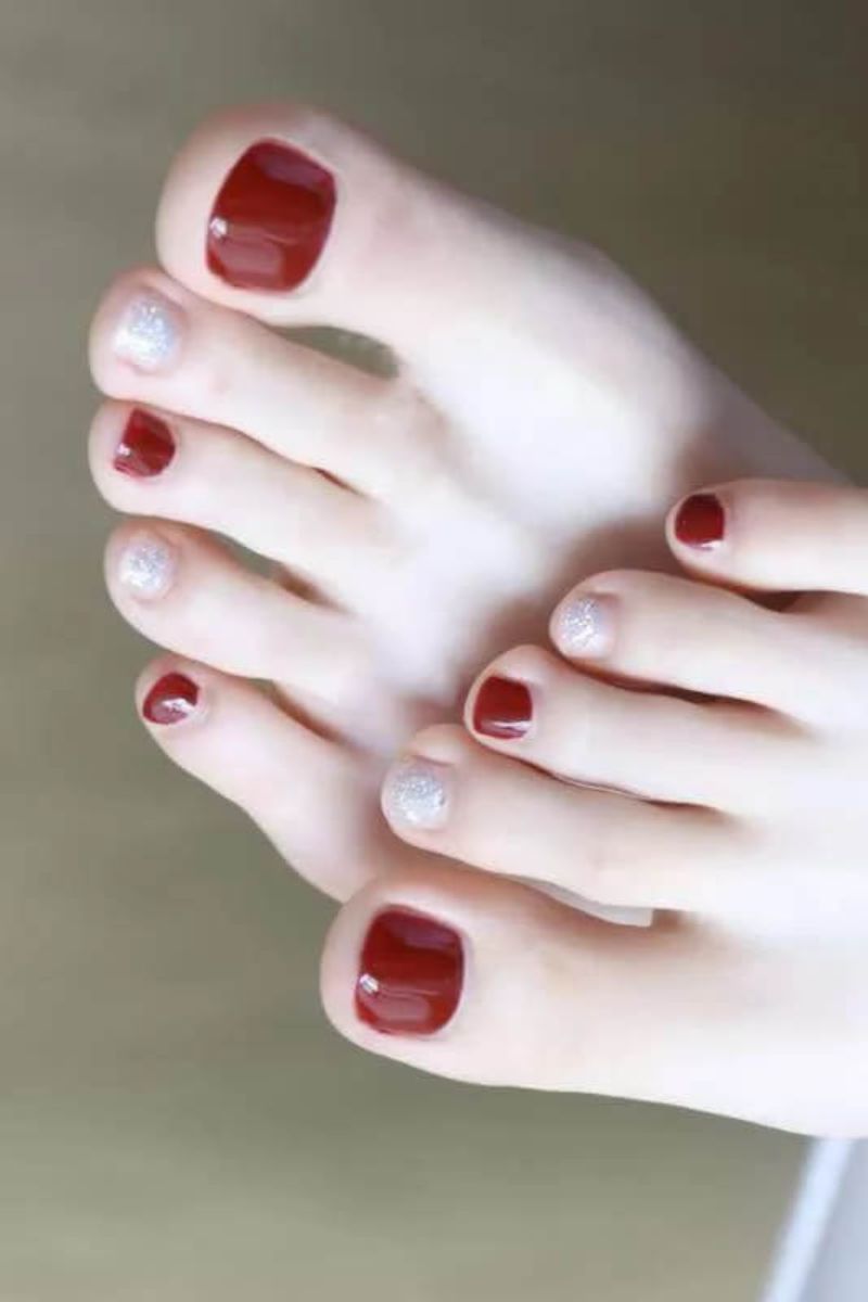 Ảnh mẫu nail chân màu đỏ mận 18