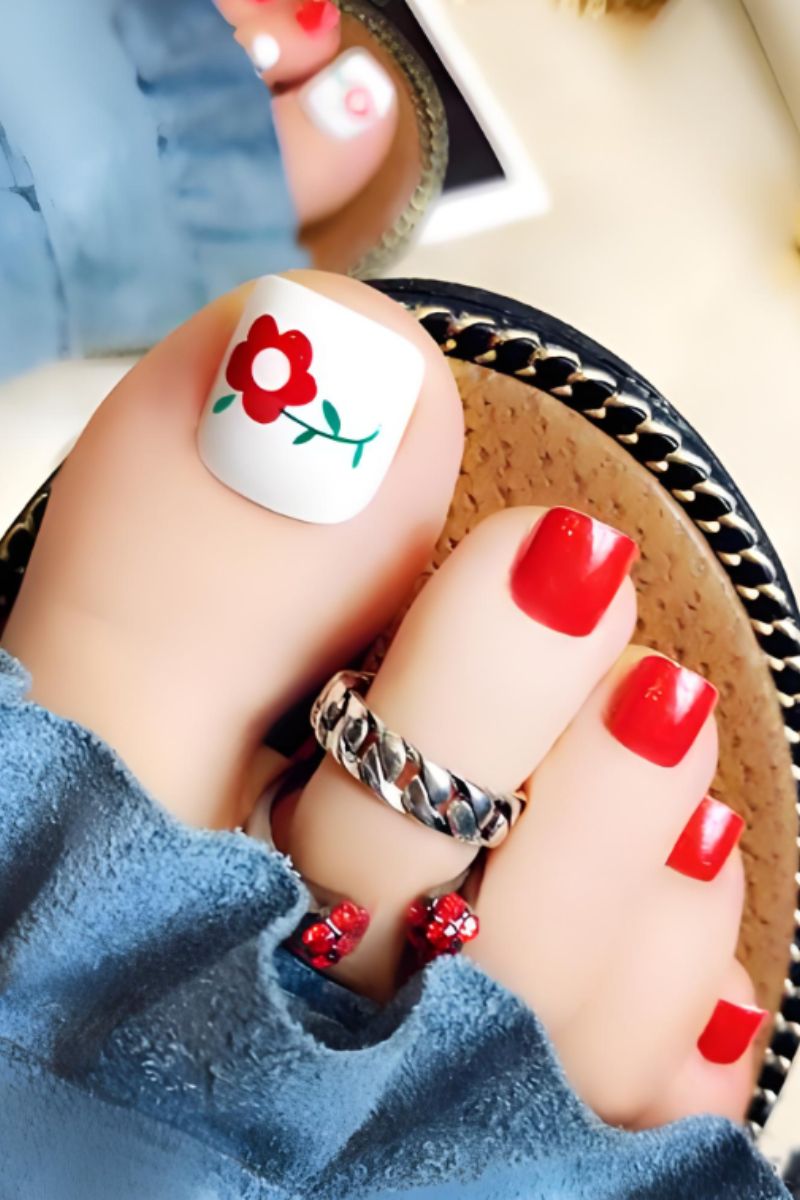 Ảnh mẫu nail chân màu đỏ trắng 6