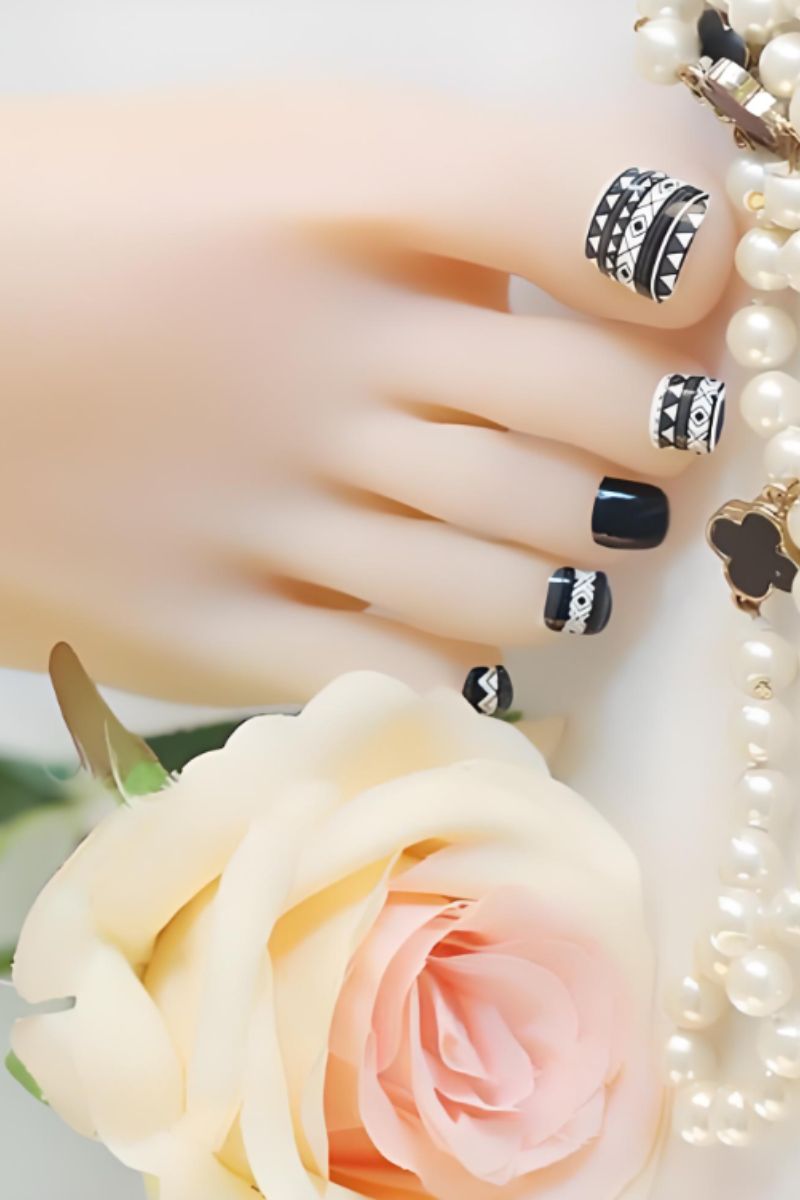 Ảnh nail chân màu đen trắng 14