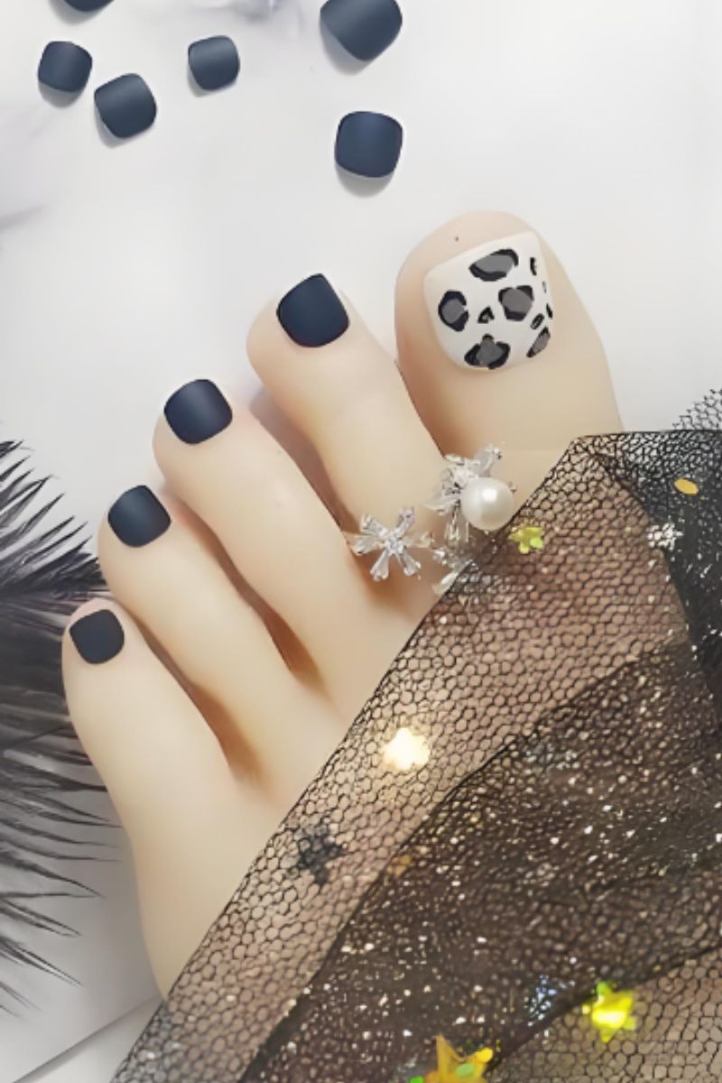 Ảnh nail chân màu đen trắng 3