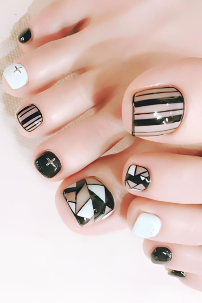 Ảnh nail chân màu đen trắng 7