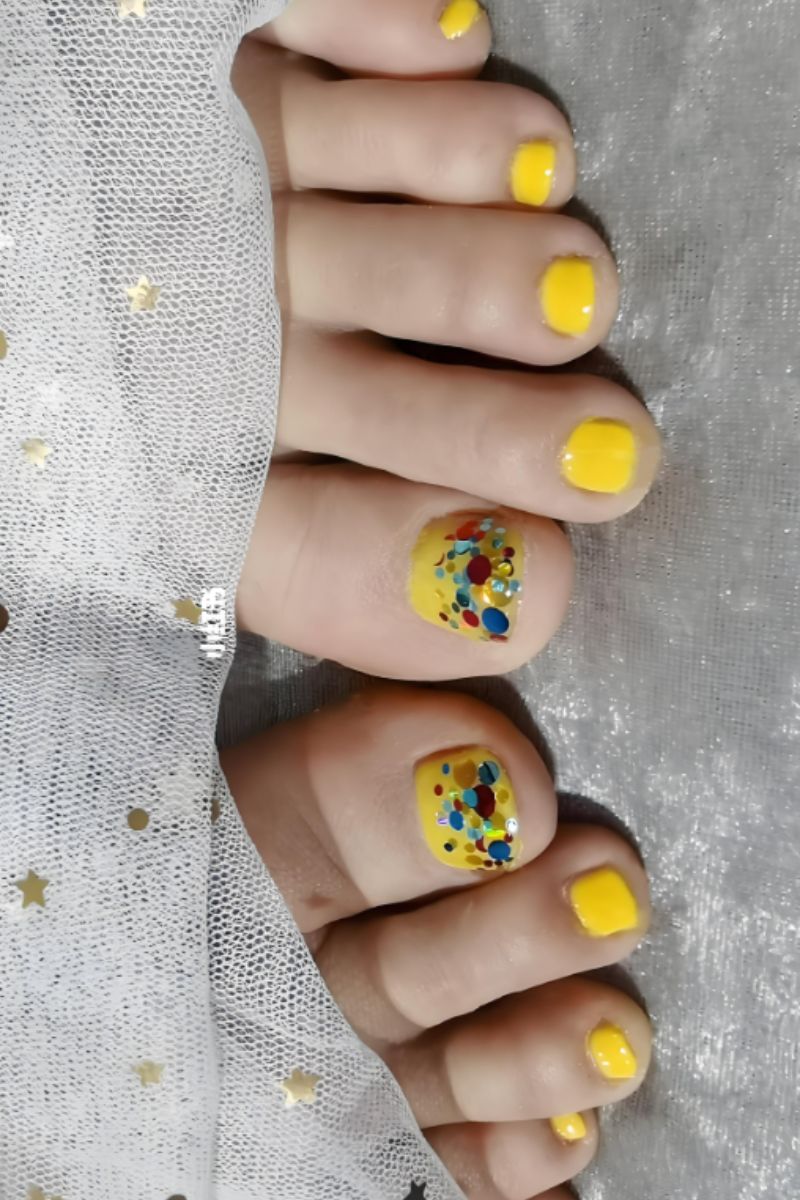 Ảnh nail chân màu vàng 3