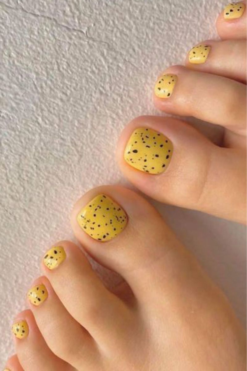 Ảnh nail chân màu vàng 30