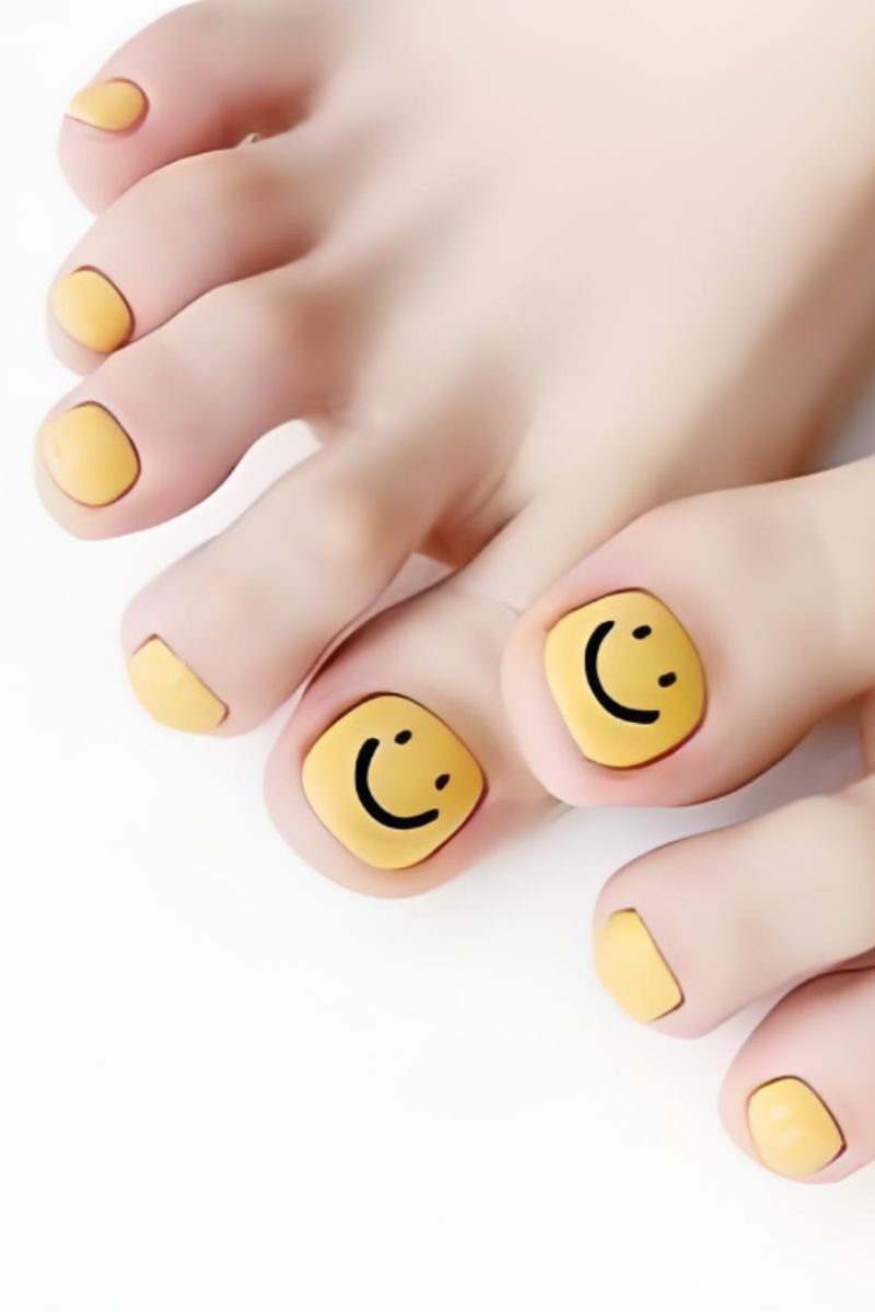 Ảnh nail chân màu vàng 5