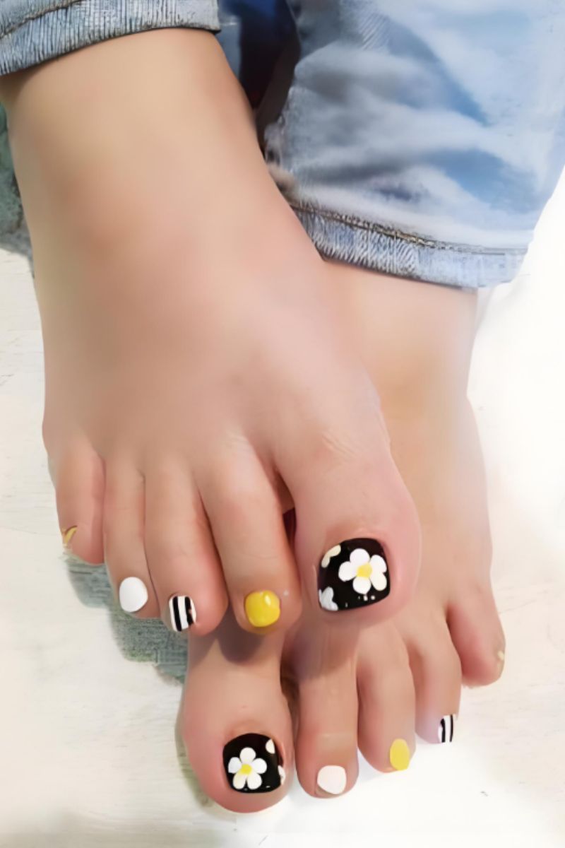 Ảnh nail chân vẽ hoa 3