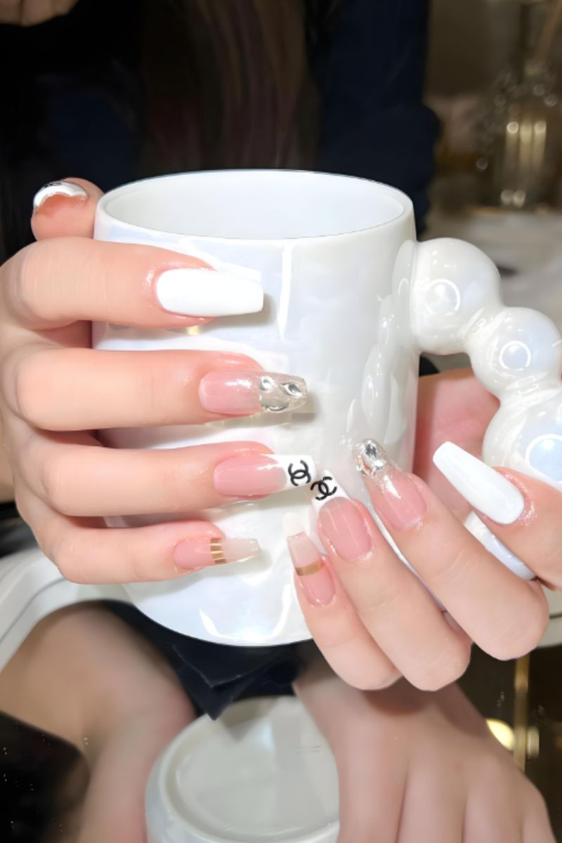 Ảnh nail tay chanel 12