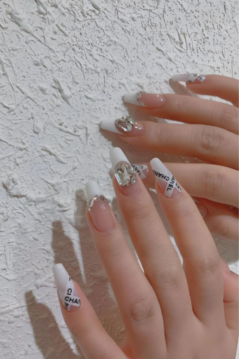 Ảnh nail tay chanel 13