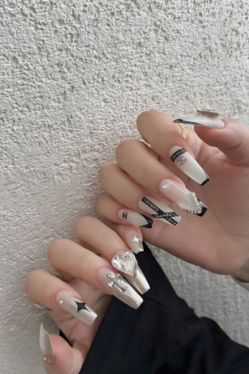 Ảnh nail tay chanel 14