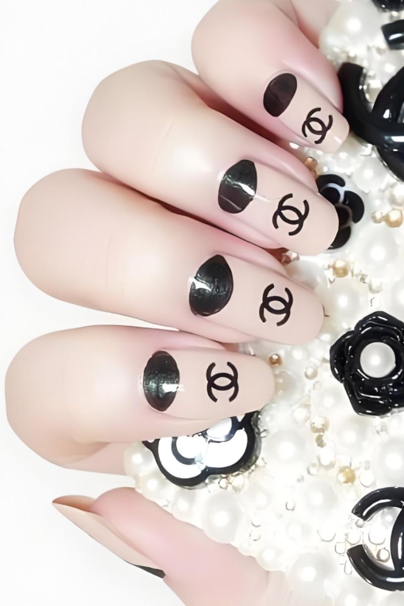 Ảnh nail tay chanel 17