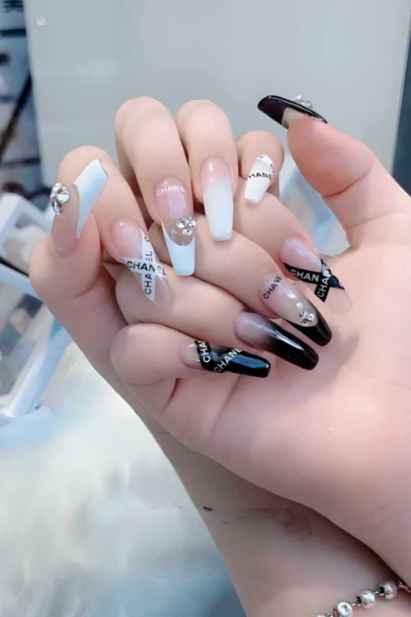 Ảnh nail tay chanel 19