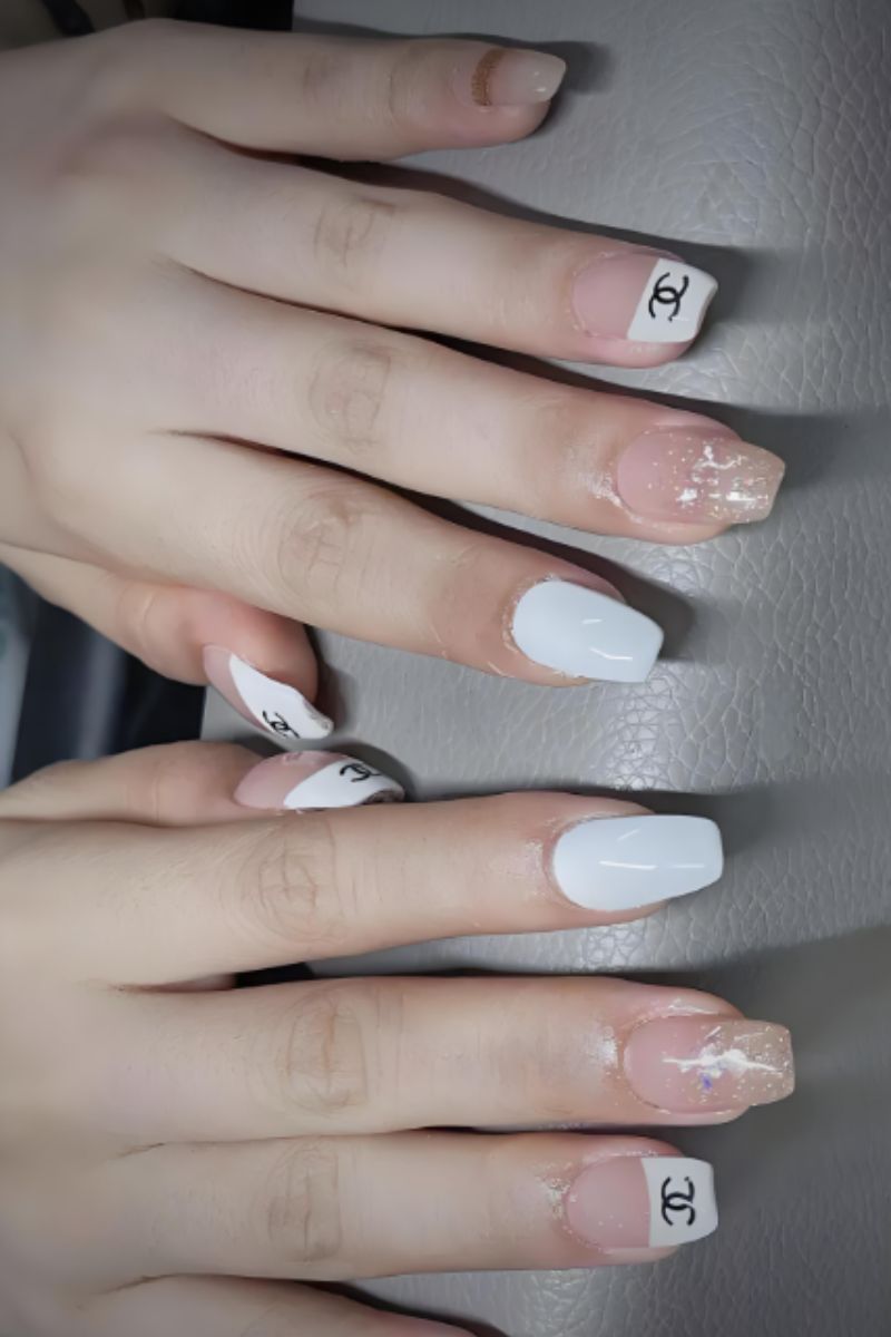 Ảnh nail tay chanel 21