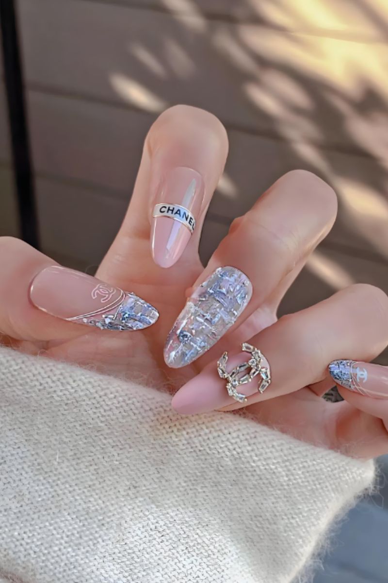 Ảnh nail tay chanel 23