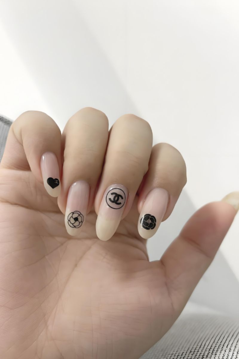 Ảnh nail tay chanel 28