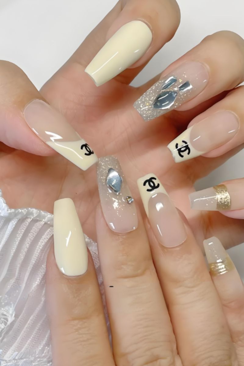 Ảnh nail tay chanel 30