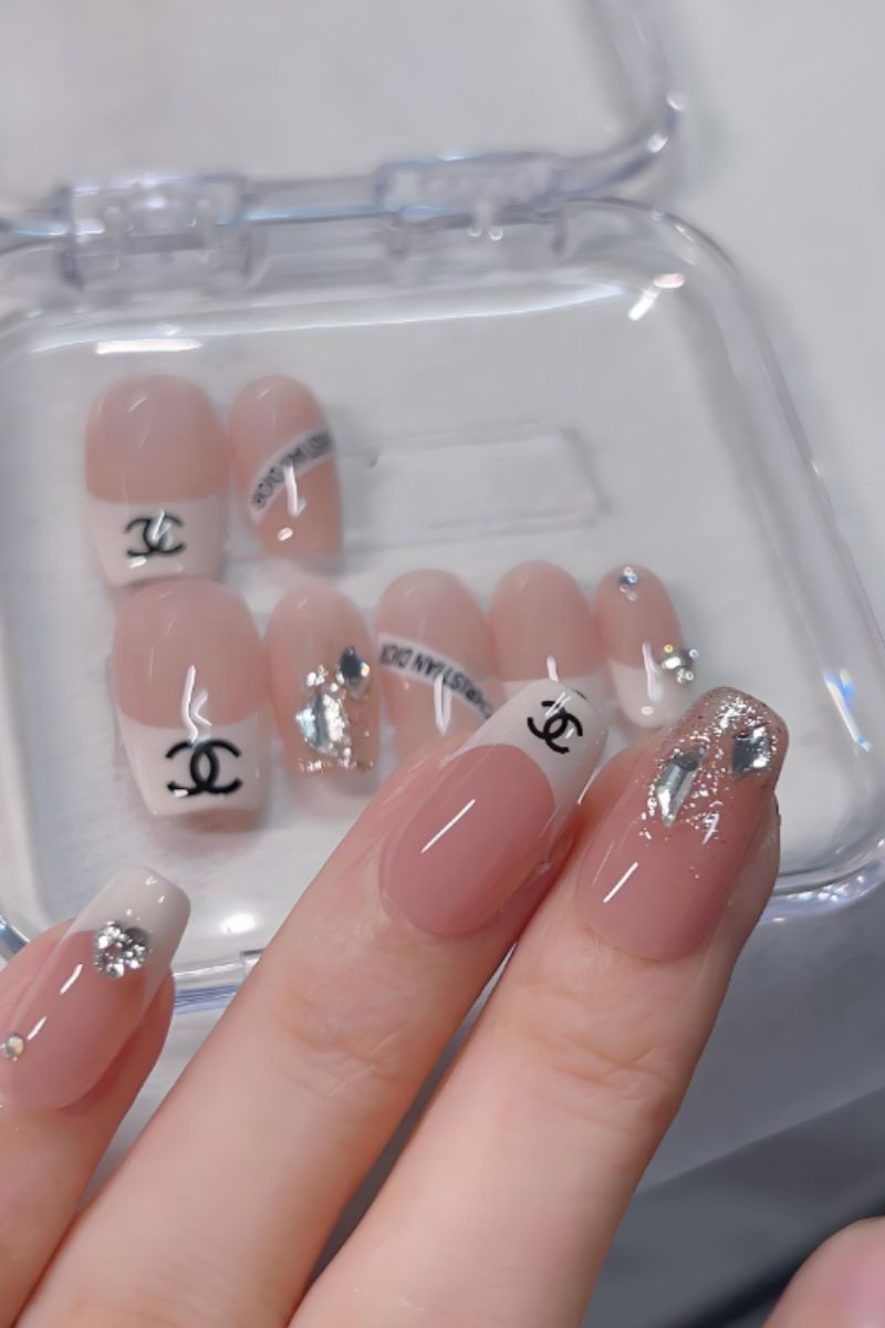 Ảnh nail tay chanel 6