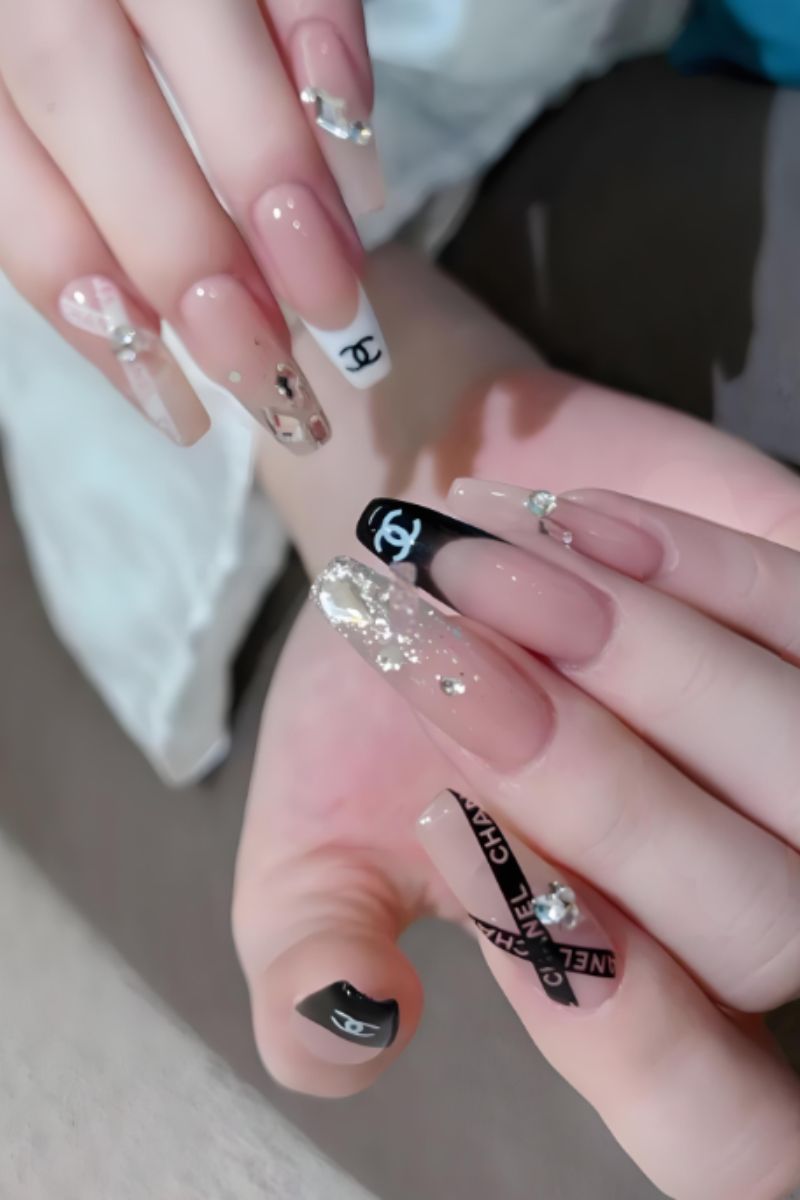 Ảnh nail tay chanel 7