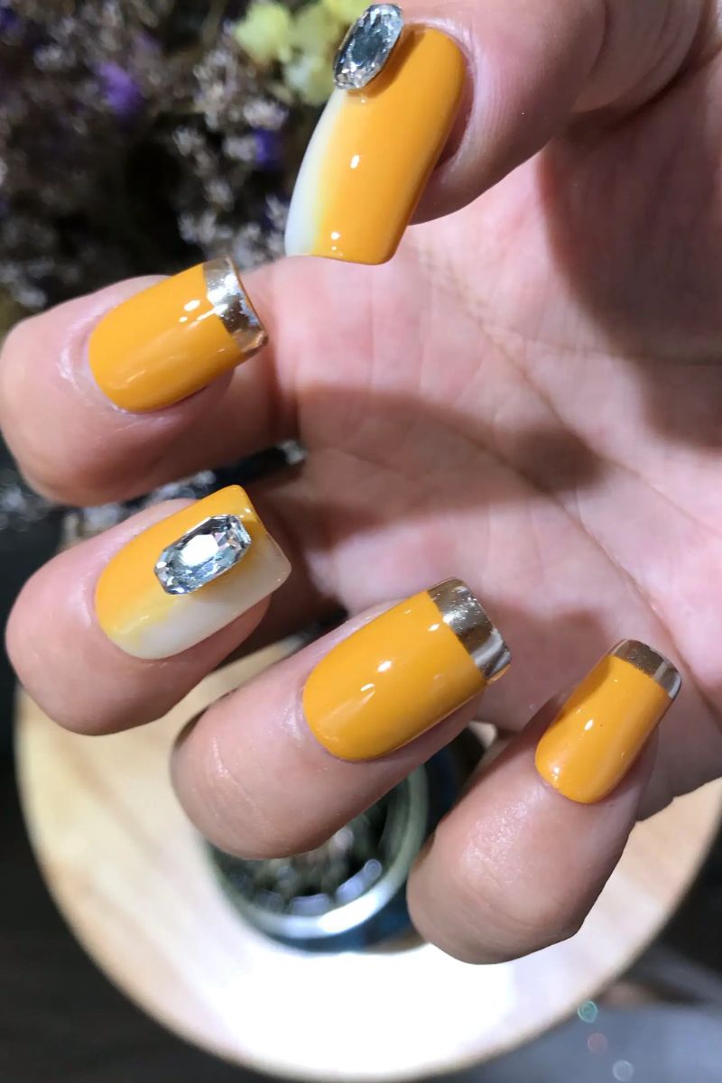 Ảnh nail tay màu vàng 8