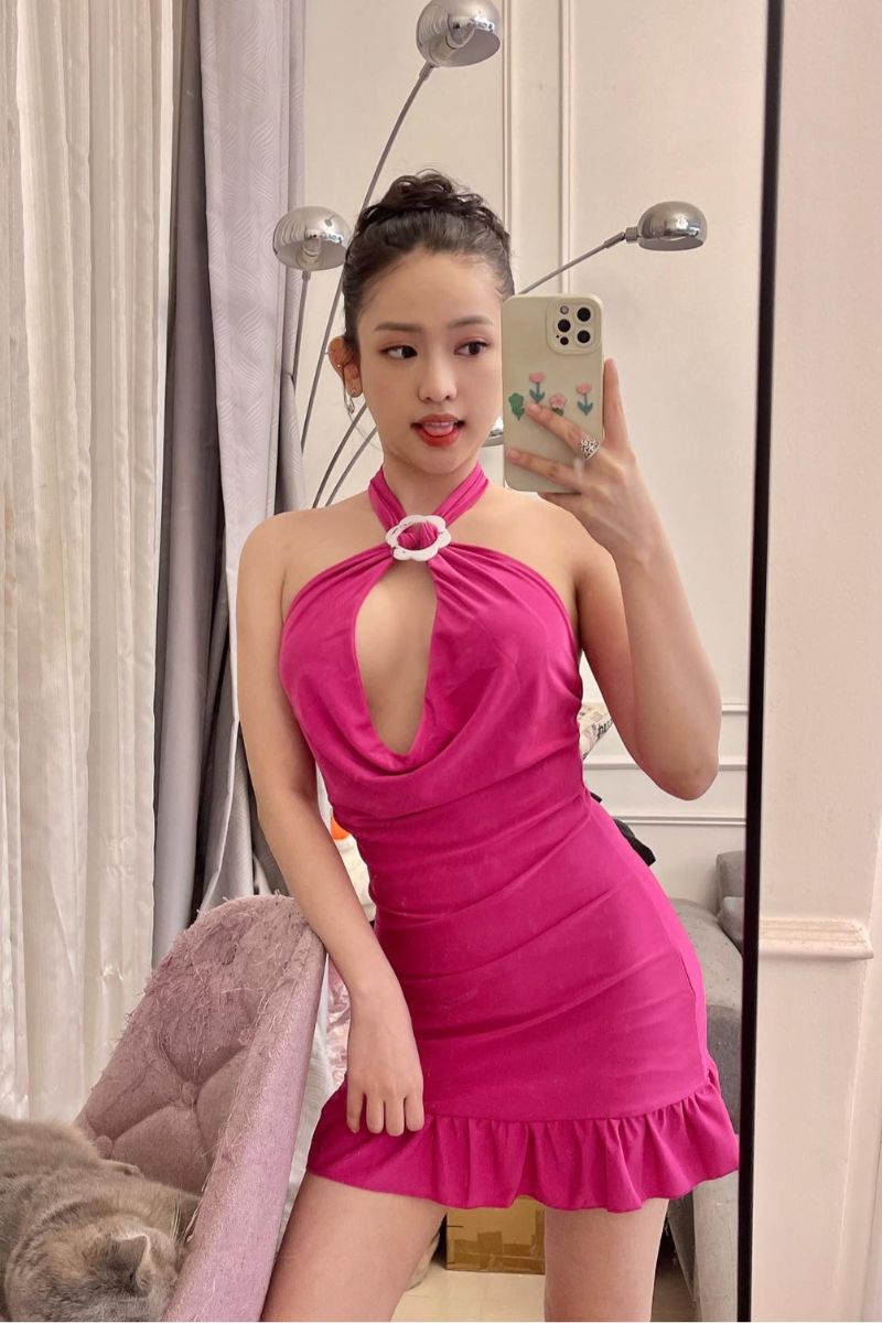 Ảnh hotgirl Nguyễn Thúy Vi diện váy hồng khét ngực gợi cảm