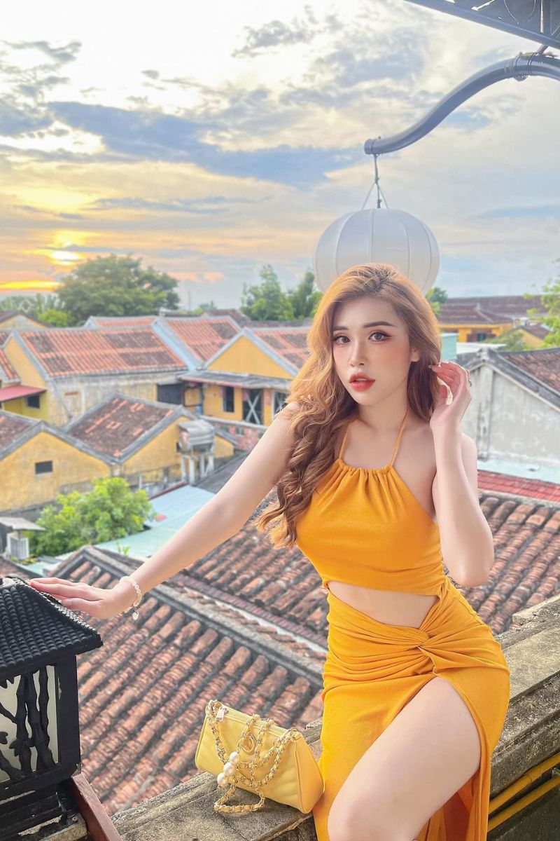 Ảnh hotgirl Pinky Bảo Trân diện bộ đầm vàng khoét sâu sexy