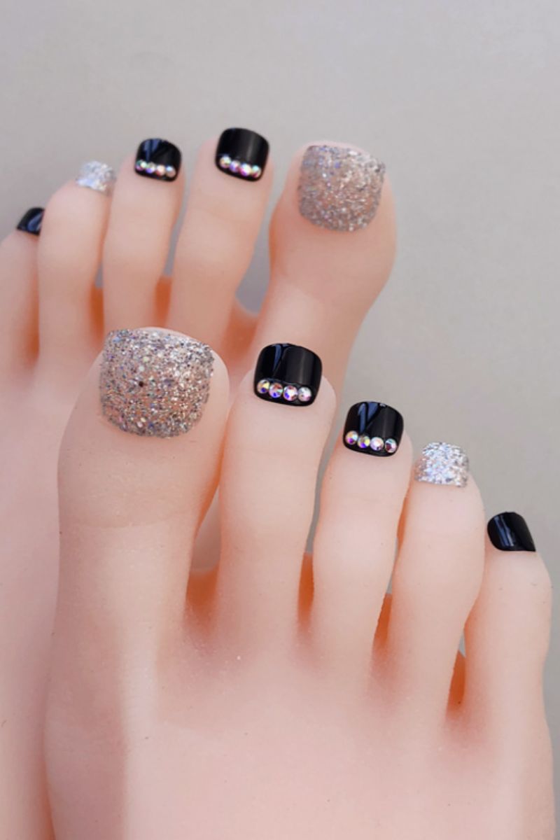 Nail chân đính đá kết hợp kim tuyến phù hợp với móng chân ngắn