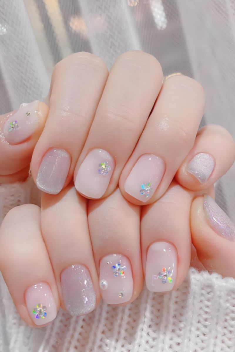 Ảnh nail Hàn Quốc đơn giản đính đá hình hoa 