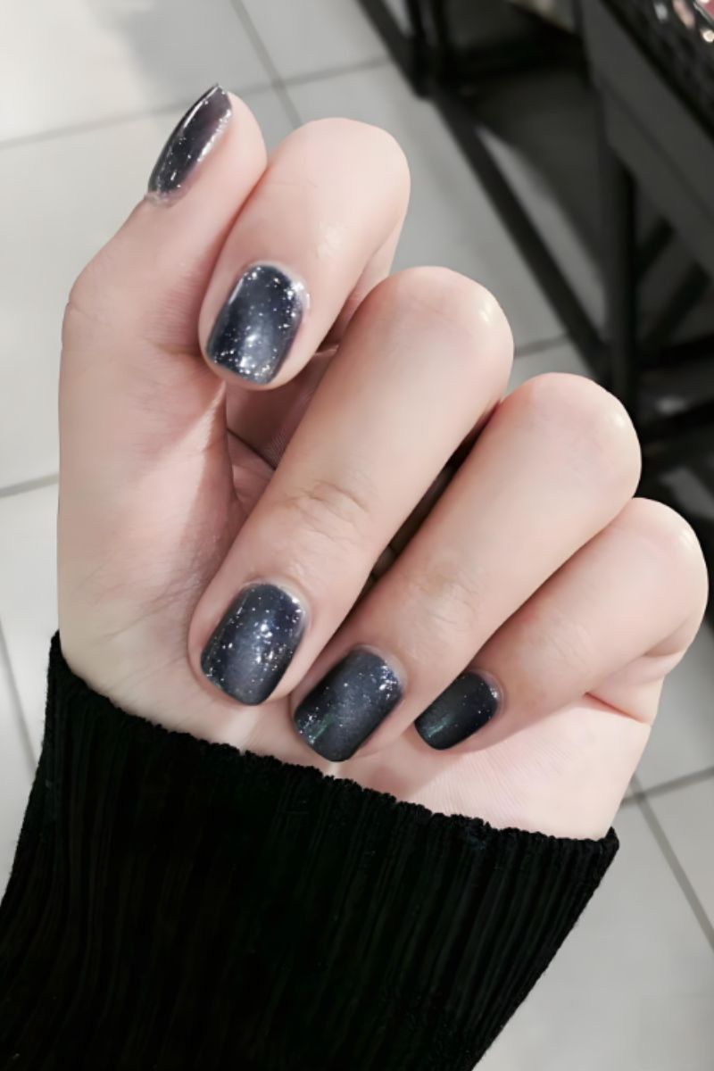 Ảnh nail Hàn Quốc đen kim tuyến