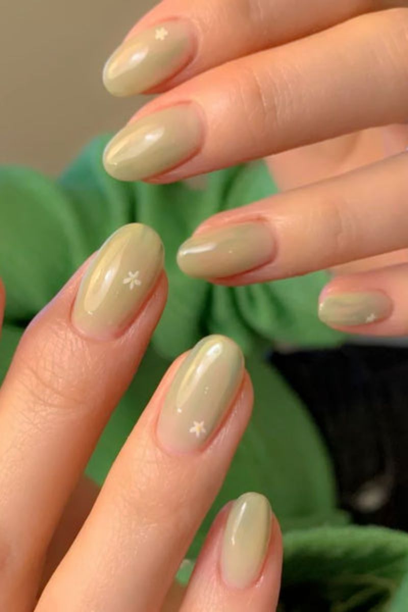 Mẫu nail màu xanh lá nhạt vẽ hoa đơn giản