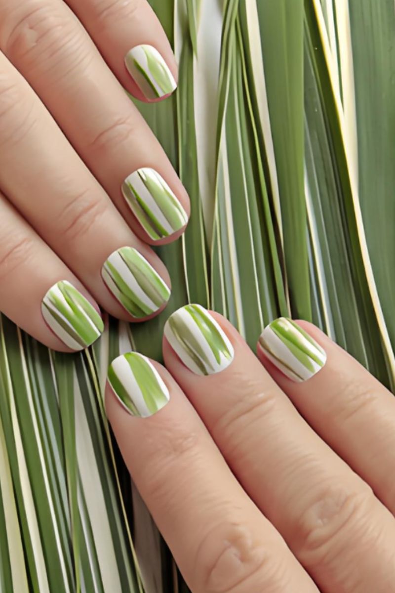 Nail màu xanh lá kẻ dọc