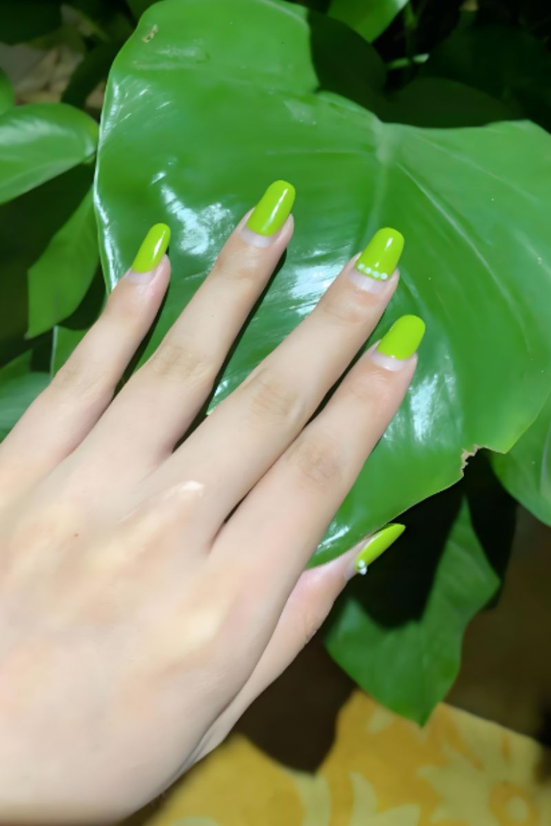 Nail màu xanh lá thanh lịch