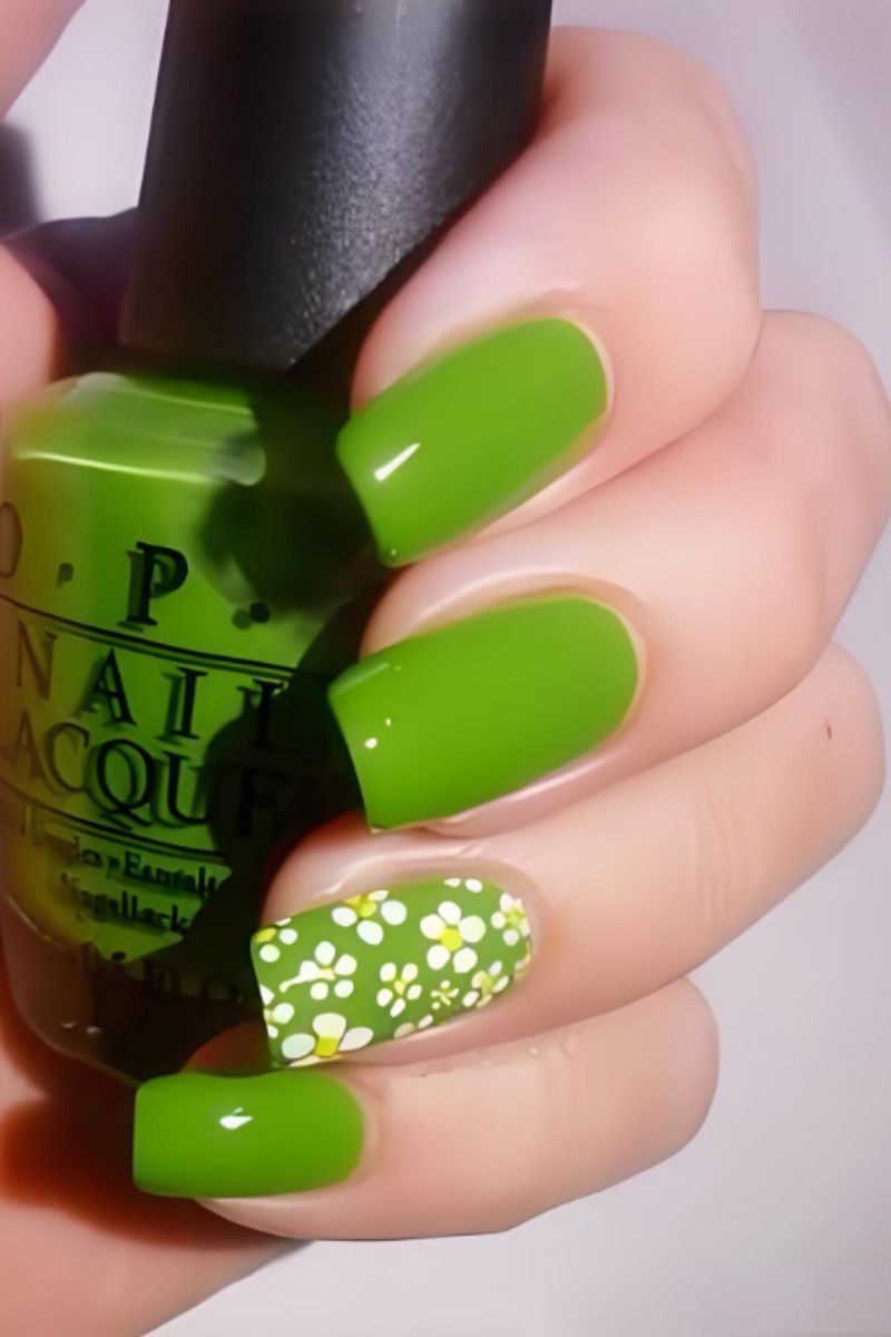 Nail màu xanh lá phối vẽ hoa