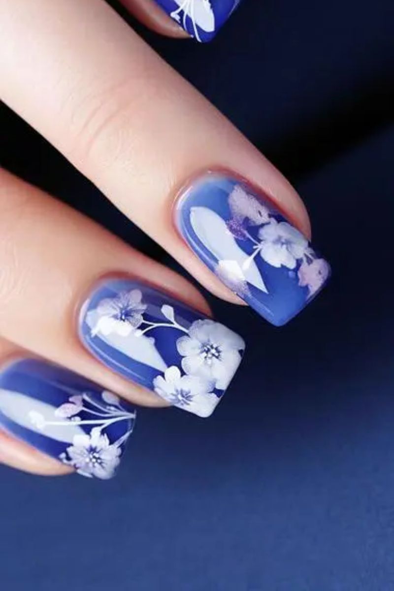 Nail màu xanh than kết hợp hoa tinh tế