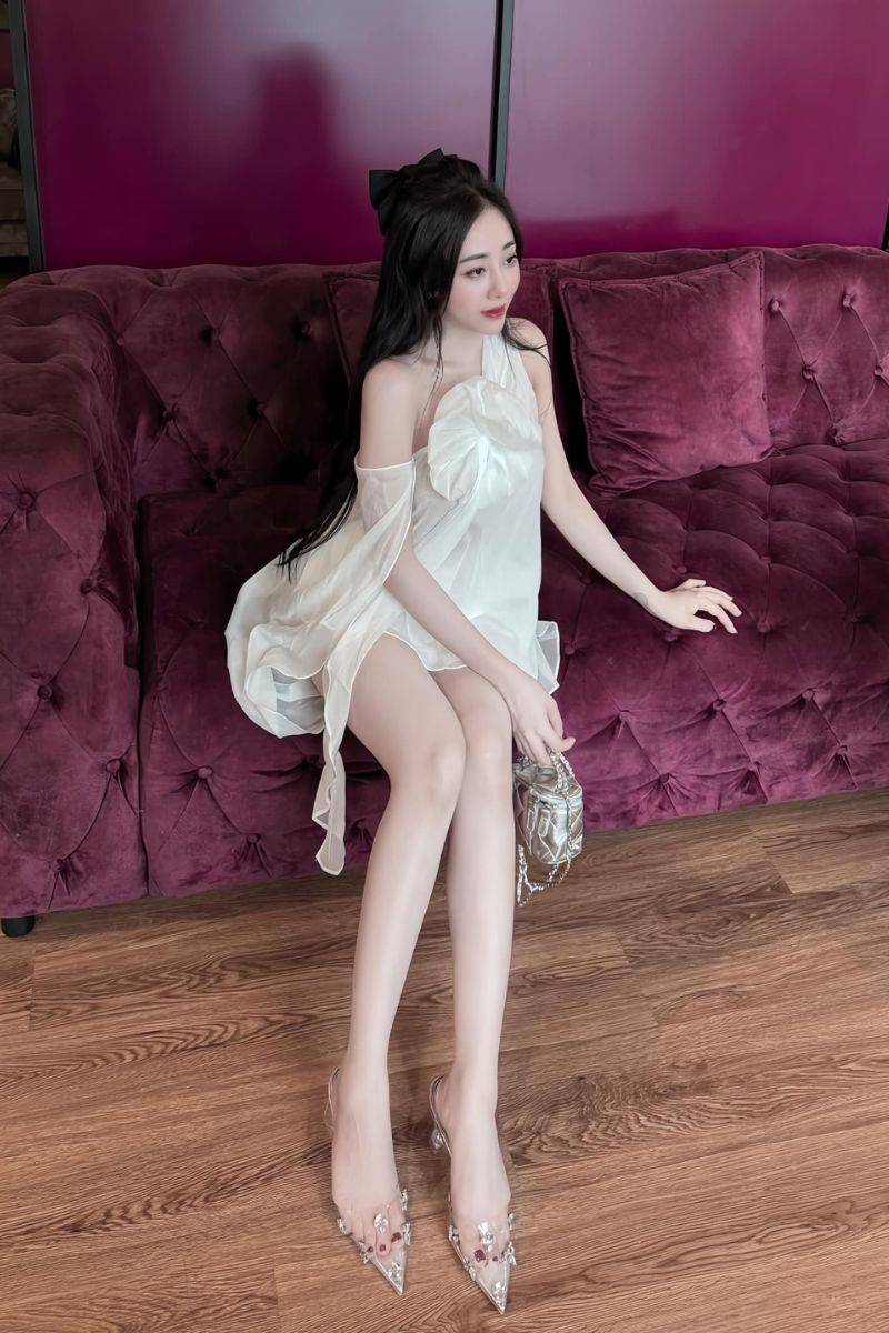 Ảnh hotgirl Ngân baby khoe đôi chân dài cực cuốn hút