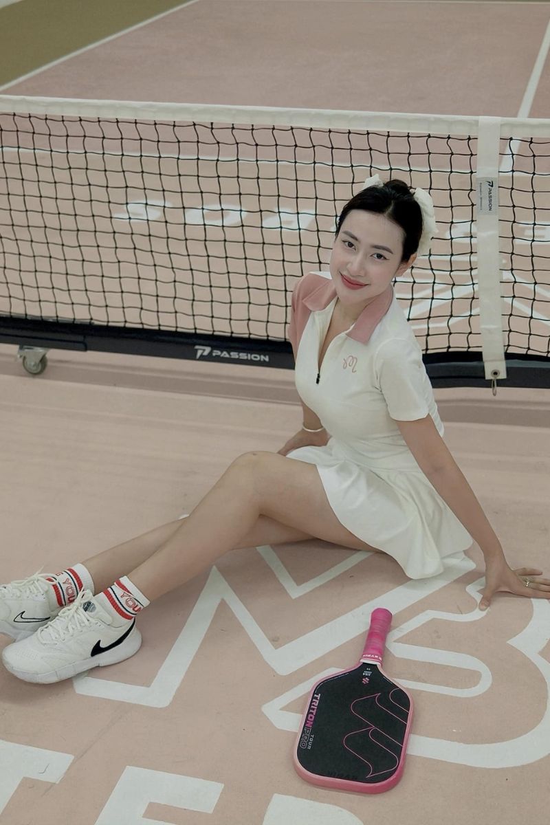 Ảnh Nguyễn Thu Ngân thả dáng tại sân pickleball