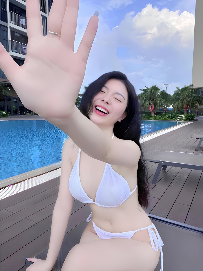 Ảnh bikini gái xinh cười