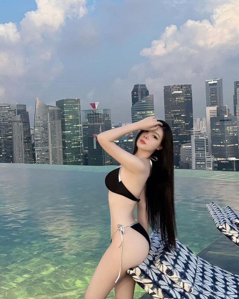 Ảnh bikini gái xinh với vòng 3 nóng bỏng và ánh mắt mê hoặc