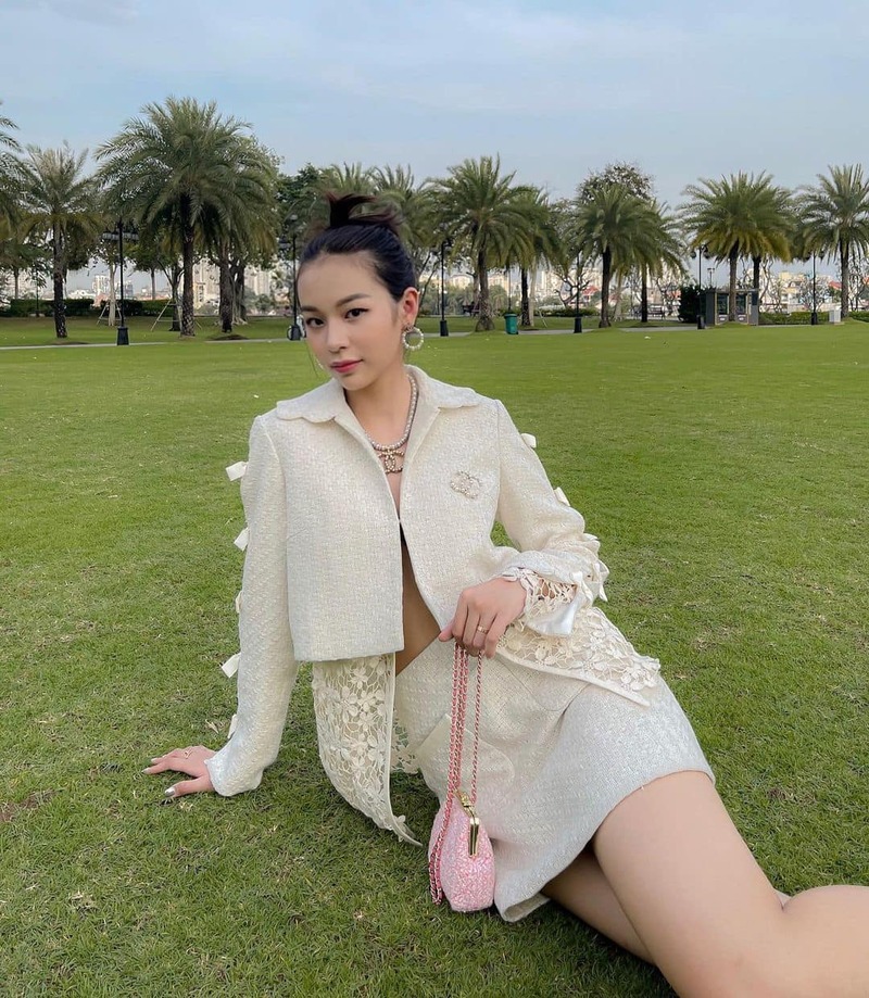 Bức ảnh Phí Phương Anh sexy với đường cong quyến rũ và tự nhiên